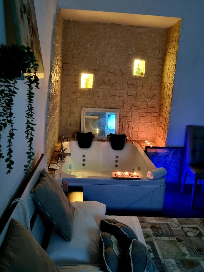 Deluxe Suite Spa Bath