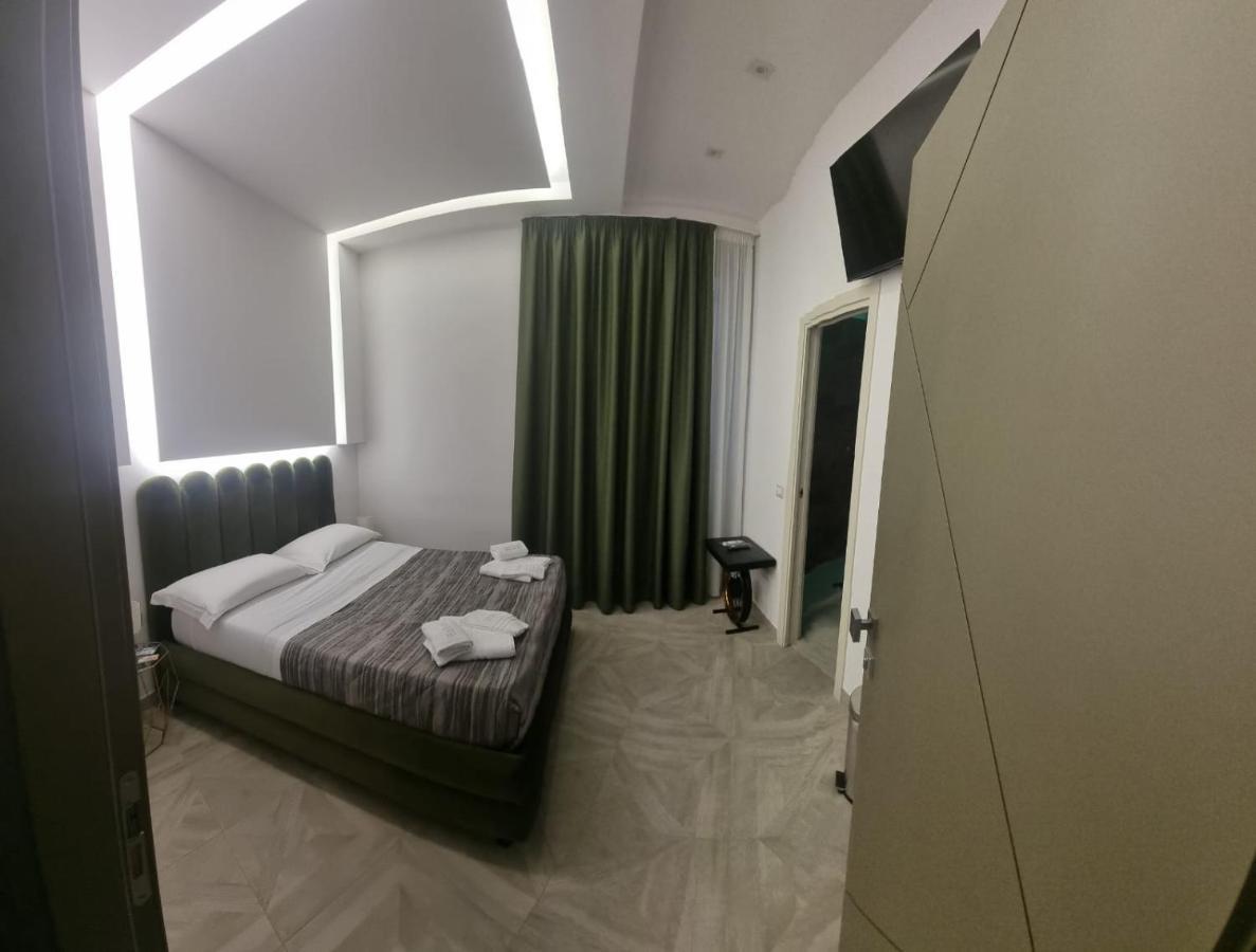 Deluxe Double Room Shower