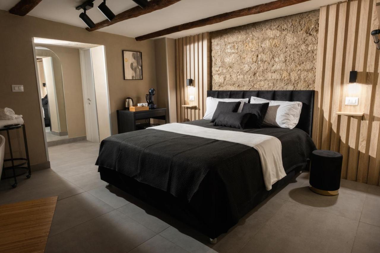 Deluxe Double Room Bath,1373255855:JPEG