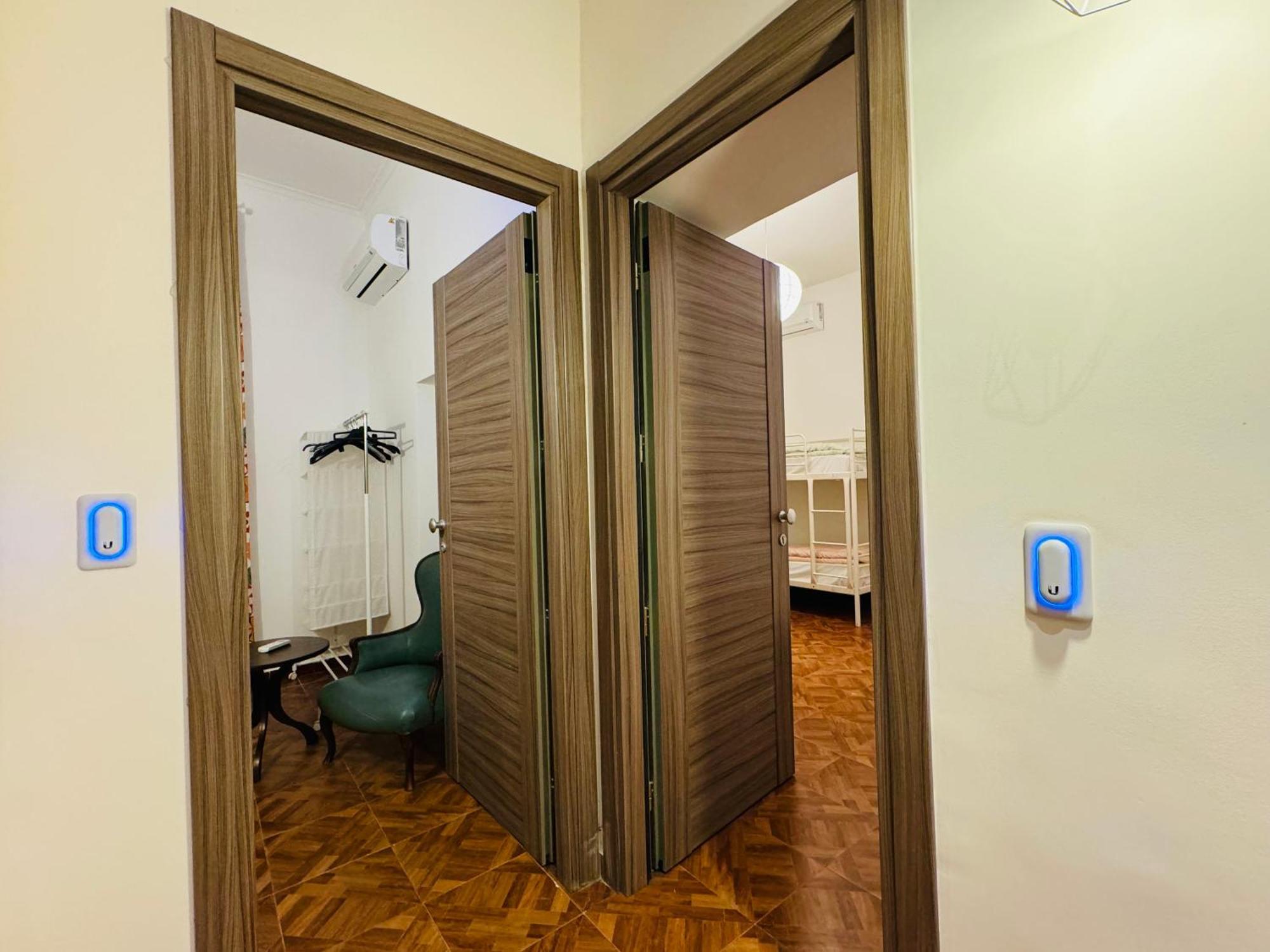Camera Doppia con Letti Singoli e Bagno in Comune