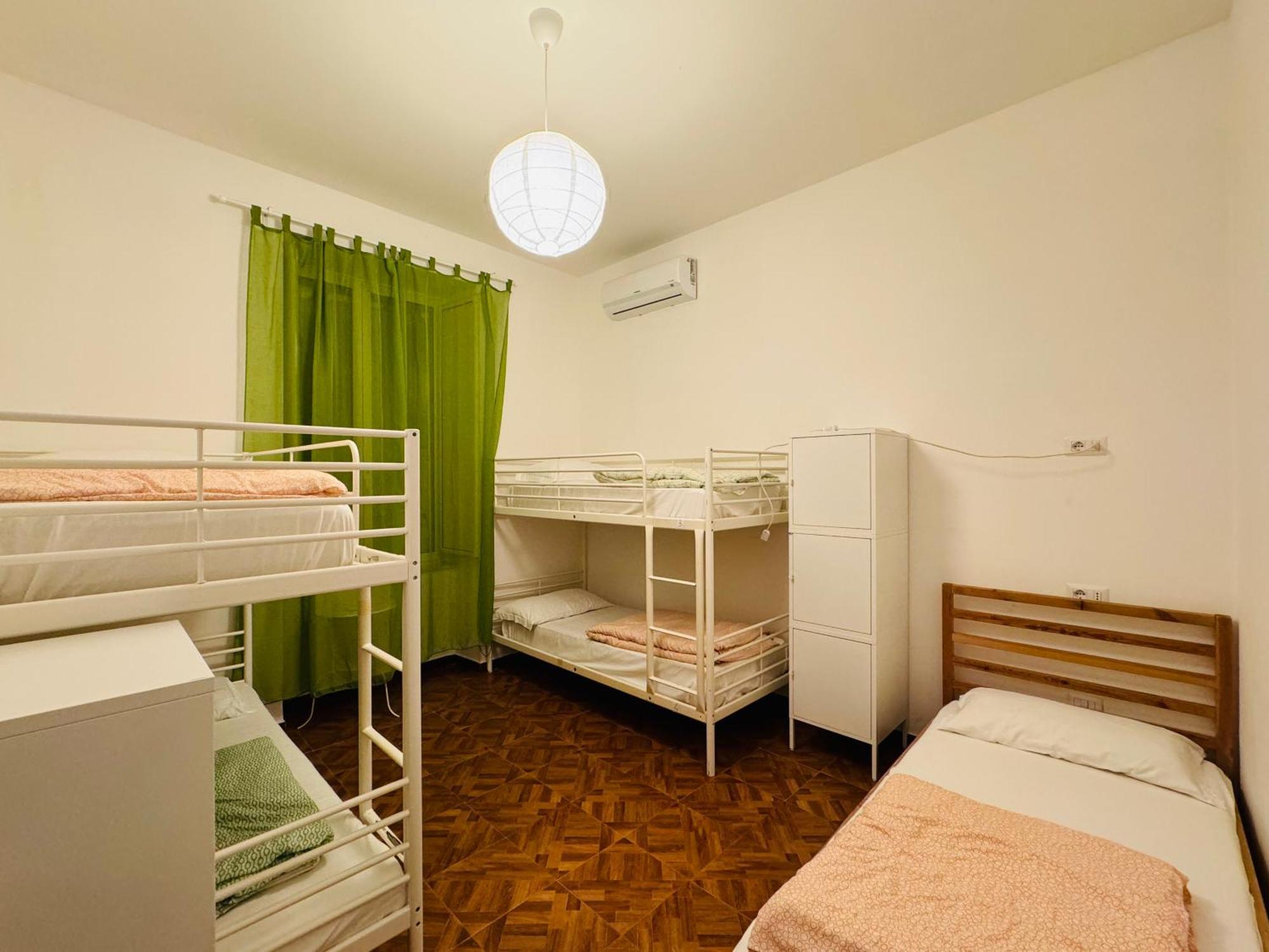 Posto Letto in Dormitorio Femminile con 5 Letti