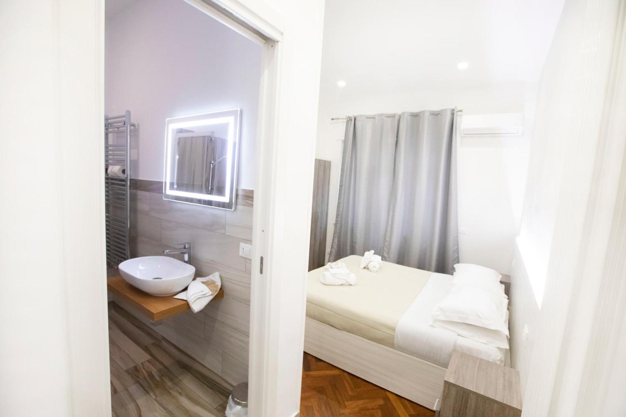 Double Room with Private Bathroom,695561685:JPEG