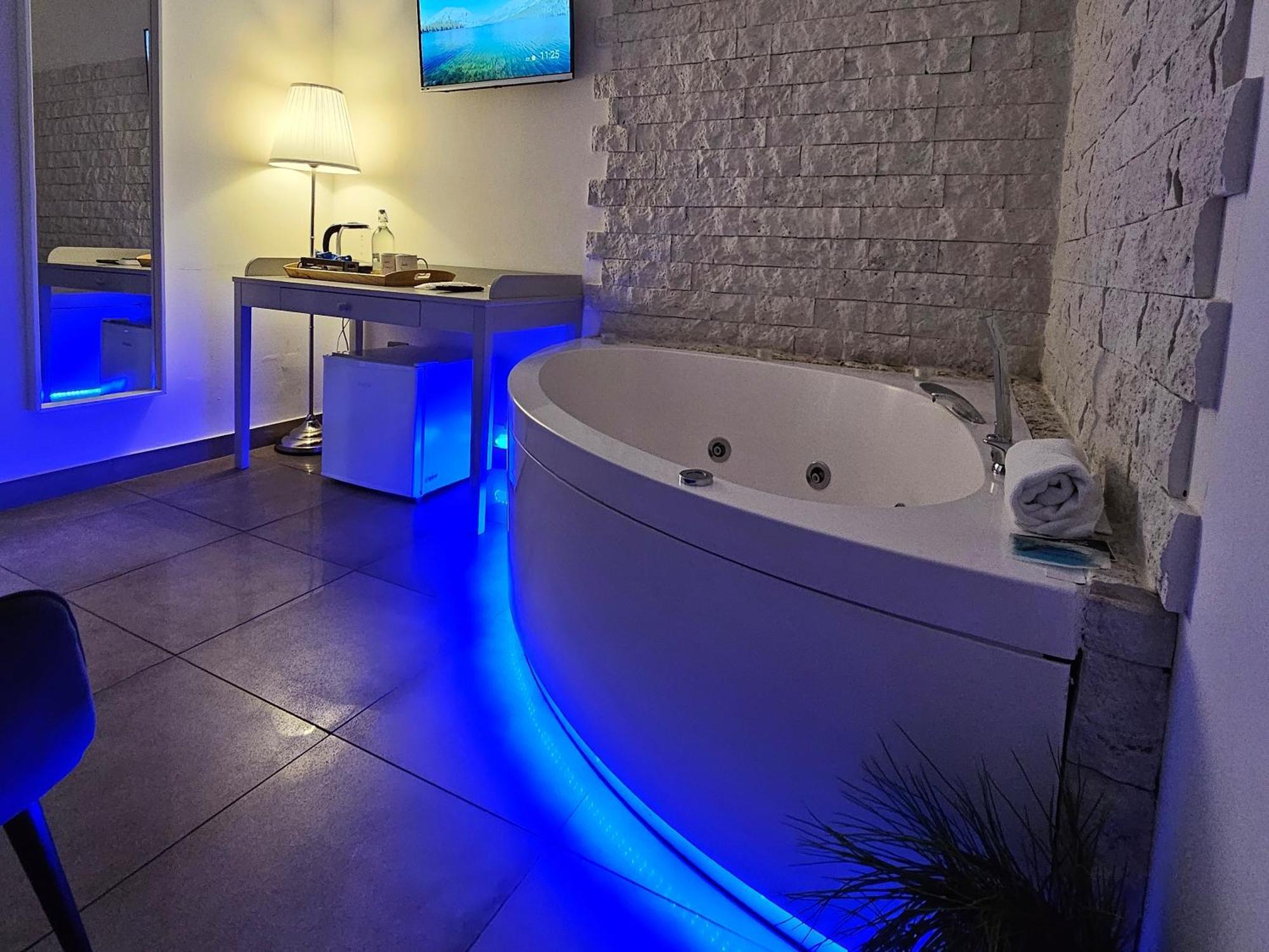 Deluxe Double or Twin Room Spa Bath